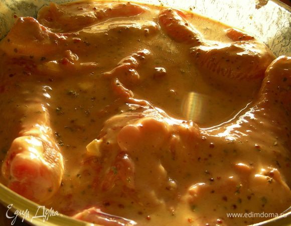 Чеснок пропускаем через чеснокодавку) Смешиваем все продукты для маринада и кладем в него курочку, минут на 30-60.