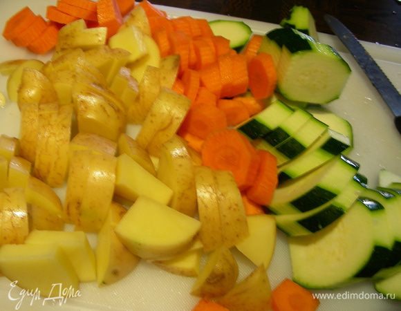 Режем их произвольно, лучше средними кусочками, мельчить не надо, чтобы они не потерялись.
