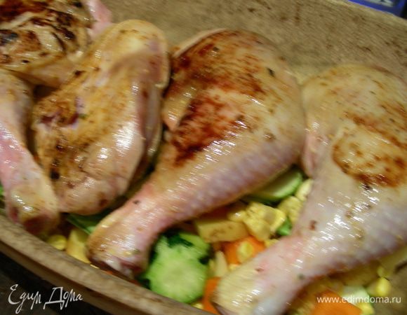 Форму для запекания, лучше тяжелую керамическую, смазываем маслом и выкладываем в нее по очереди кусочки курочки и овощи. Я курочку предварительно слегка обжарила до легкой корочки, это по вкусу. Всю эту красоту заливаем пивом (немного больше стакана, у меня 330 мл, количество по вкусу; если мяса меньше, то и пива надо взять поменьше), закрываем крышкой или фольгой и отправляем в духовку 180-200 г. Время приготовления зависит от размера и количества мяса, но час понадобится точно, ведь надо, чтобы овощи приготовились. Итак, время: 1-1.20 час. Минут за 15 до конца фольгу можно снять, чтобы курочка подрумянилась. 