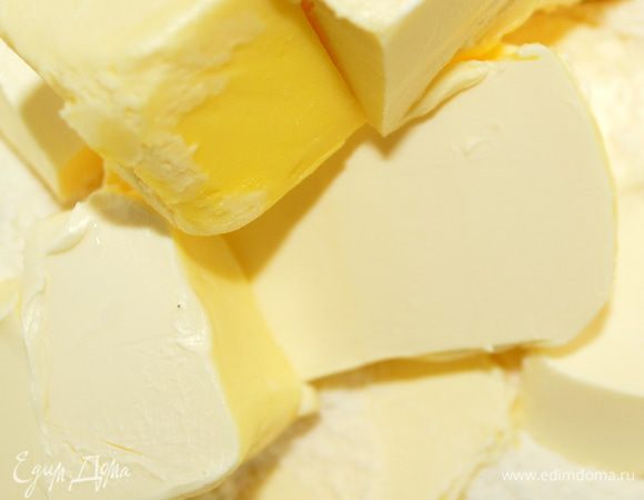 Добавляем ледяное масло, порезанное на кубики.