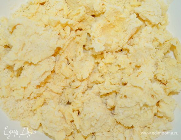 Руками растираем тесто в крошку.