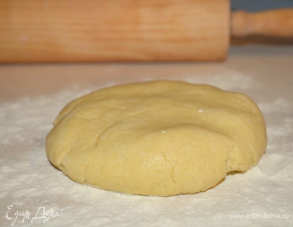 Добавляем воду и замешиваем тесто, скатываем в шар и убираем в холодильник на 1 час.