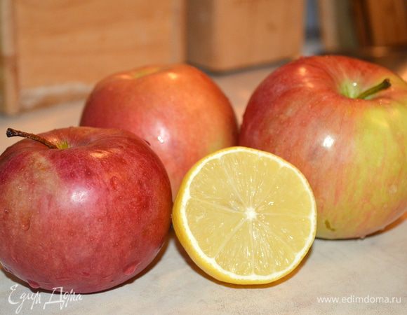 Яблоки и лимон моем.