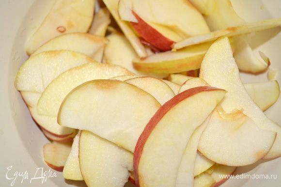 Яблоки чистим, режем на тонкие дольки. Сбрызнуть лимонным соком.