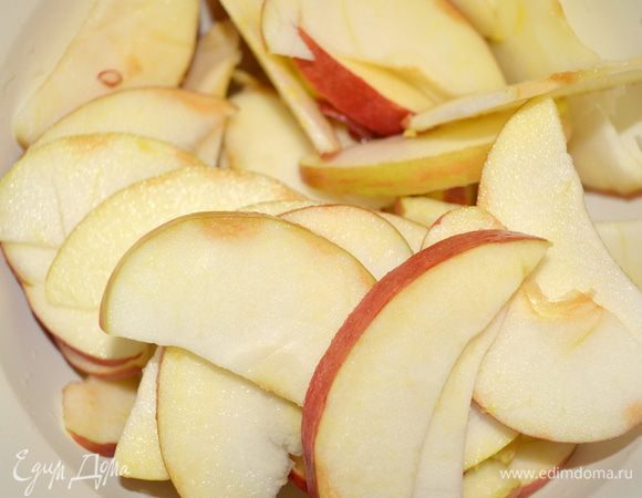 Яблоки чистим, режем на тонкие дольки. Сбрызнуть лимонным соком. 