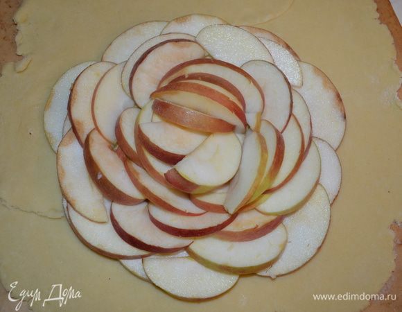 В центре по кругу выкладываем яблоки, внахлест... чем больше - тем лучше!
