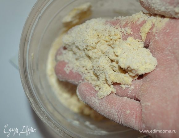 Смешиваем муку, корицу и ванильный сахар, добавляем масло и растираем все в крошку! 