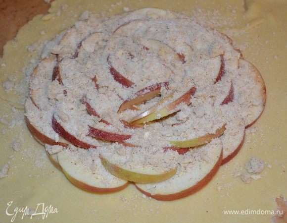 Посыпаем крошкой яблоки.