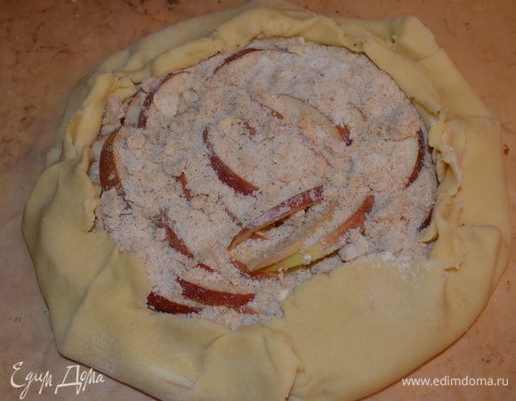 Защипляем края по кругу, переносим на противень.