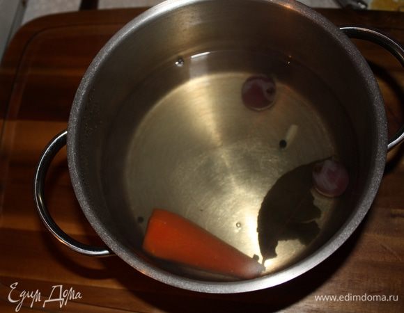 Заранее сварим овощной бульон. Если кому нужно, то на 1 л воды я кладу 1/2 моркови, маленькую луковицу (в нее втыкаю пару гвоздичек), соль, несколько горошин перца и лавровый лист. Можно положить еще дольку картофеля. Доводим до кипения и варим на умереннном огне 15 минут. Процеживаем.