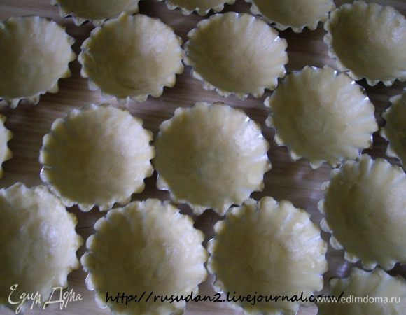 Замешиваем тесто для корзиночек.
Взяла 3 ст. муки, положила маргарин и масло, порубила ножом (скребком) ,а мелкую крошку, потом перетерла руками.
Взбила яйцо и желтки с сахаром, добавила майонез, разрыхлитель. Влила яйца в масляно-мучную крошку. Замесила мягкое тесто.
Форму слегка смазала. "Размазала"  тесто по формочке руками, очень тонко.