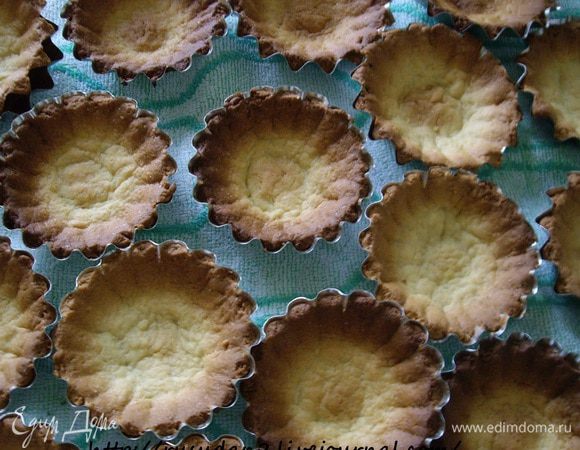 Сверху не насыпаю ни горох, ни фасоль.
Выпекать мин 10-15, до золотистого цвета.