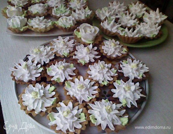 Изделия получаются очень хрупкие.
в корзинки под крем положила джем домашний-клубничный, сливовый и из черешни.
Белковый крем или итальянская меренга:
Белки поставить взбивать, тем временем сварить сироп из сахара и воды. Варить до 120-125 градусов. Добавить сок или лим. кислоту. быстро размешать и влить тонкой, тонкой струйкой в белки , не переставая взбивать. Снова добавить лимонки и взбивать на большой скорости пока масса не остынет и не уплотнится.