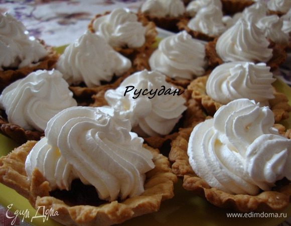 Выложить крем в мешок кондитерский с насадкой и выдавить в корзинки!