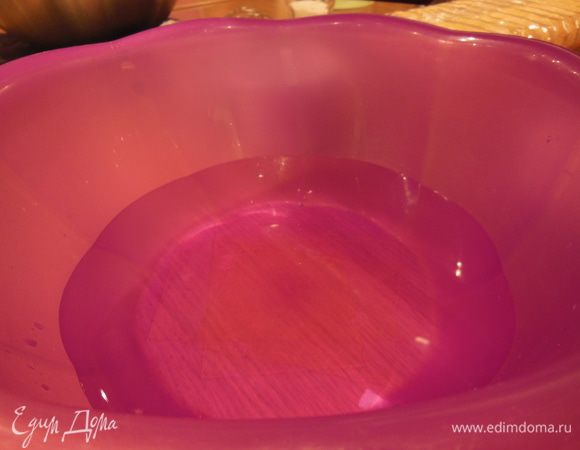 Замачиваем желатин в холодной воде, даем постоять минут 15, а затем на водяной бане растворяем.