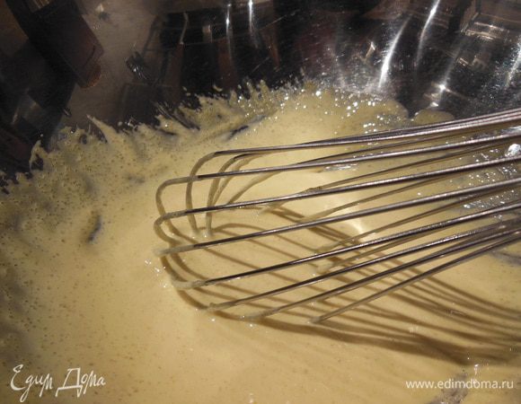 Растереть желтки с сахаром добела (все ингредиенты обязательно комнатной температуры).