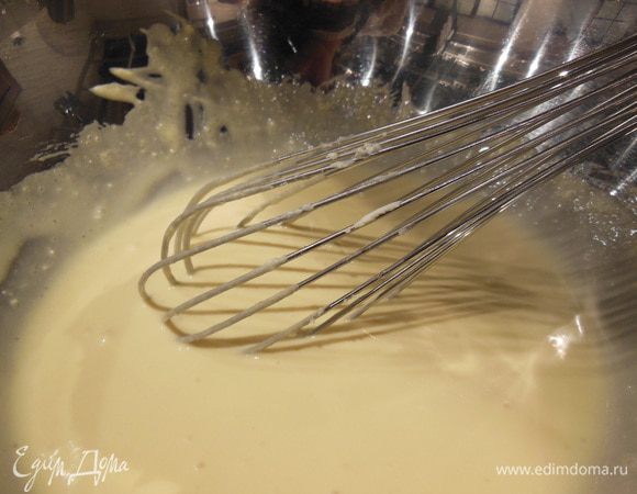 Добавить маскарпоне и не очень долго и не очень активно смешать до однородной массы. Тонкой струйкой ввести желатин (а перед этим в мисочку с желатином добавить 1 ст.л. яично-сырной массы,чтобы адаптировать температуры).