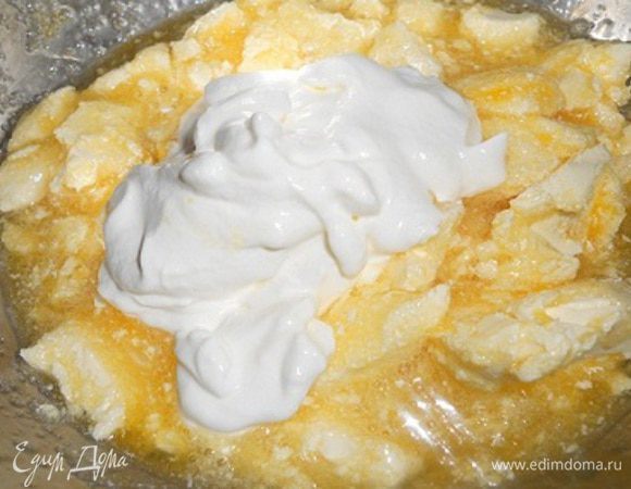 Яйца растереть с сахаром и ванильным сахаром, добавить соль и масло и перетереть, добавить мед и сметану и перемешать.