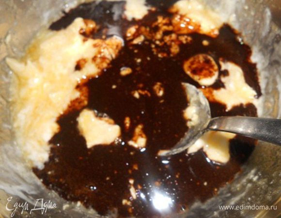 Добавить кофе с шоколадом в тесто, перемешать, добавить какао и разрыхлитель, еще раз перемешать.