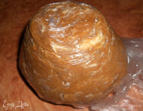 Добавить остальную муку и замесить тесто, обернуть в пакет и положить в морозильную камеру на 15 минут.