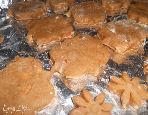 Достать из морозильной камеры, раскатать и вырезать формами печенье, кладем на противень и выпекаем при температуре 240 градусов до готовности, около 20 минут.