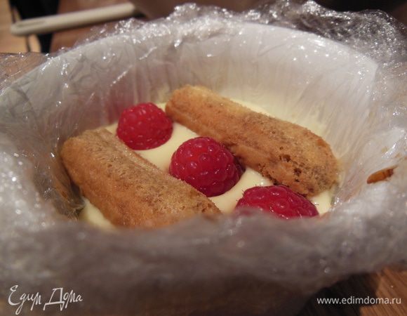 Пропитать печенье кофе, добавить в креманку. Украсить малиной или другими ягодами по желанию. 