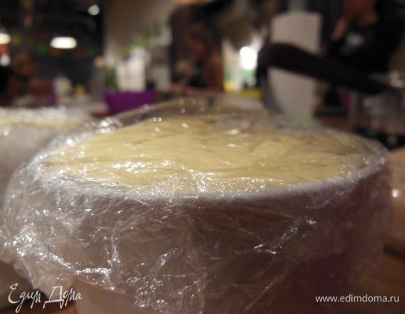 До конца залить крманку, кончиками пленки прикрыть верх и отправить в холодильник (оптимально на 5 часов).