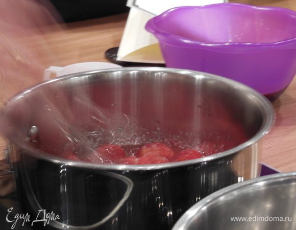 По желанию сделать соус из любых ягод 1 к 2. Например, 250 г сахара и 500 г клубники. Положить в сотейник и кипятить 5 минут, затем взбить в блендере и пропустить соус через сито. 