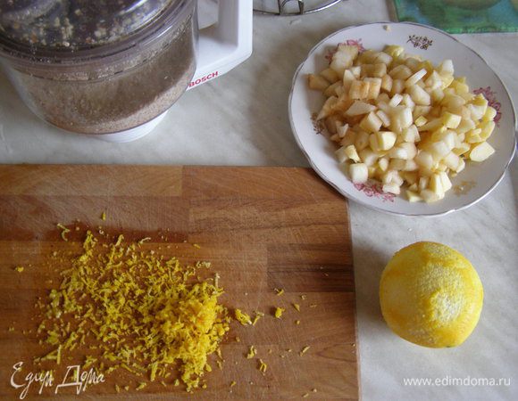 Миндаль смолоть в блендере, цедру натереть на терке, груши очистить, порезать кубиками.