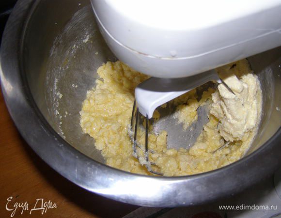 Маргарин комн. темп. взбить с сахаром, ввести по одному яйца, всыпать миндаль, цедру, влить молоко. Добавить муку, разрыхлитель, хорошо перемешать. 