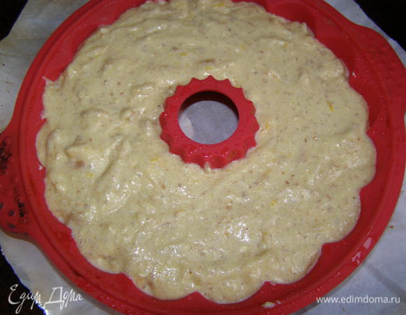 Тесто выложить в форму, смазанную маслом. Выпекать в разогретой духовке 45-50 минут при темп. 180 градусов. Дать остыть и вынуть из формы. Приятного аппетита!!!