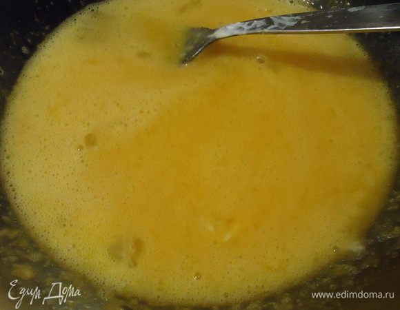 Разогреем духовку до 180 гр. Отделяем белки от желтков. Взбиваем белки с щепоткой соли. Желтки растираем с сахарной пудрой, добавляем ароматизатор.