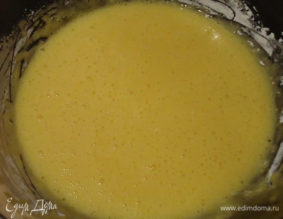 К желткам постепенно, по 1 ложке, подмешиваем крахмал, разрыхлитель, доводим до однородности.
