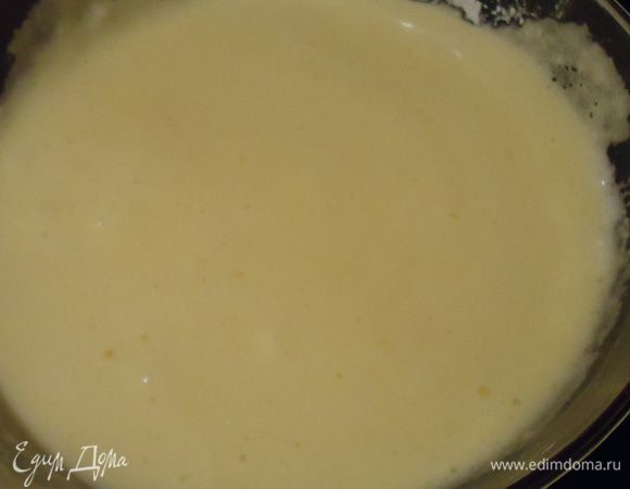 Аккуратно подмешиваем взбитые белки.