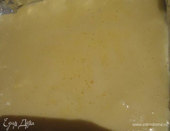 Выливаем массу в форму, выстеленную бумагой (у меня 20 на 30 см), выпекаем полчаса. Не забываем проверить зубочисткой на готовность. Духовку в процессе выпекания не открывать!!!