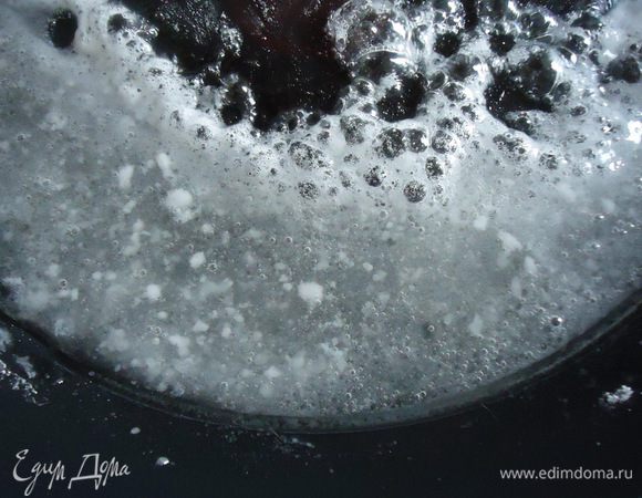 А пока займемся ореховым кремом. На низком огне растворить сахарную пудру в масле и воде. Когда появятся пузырьки, всыпать орехи.