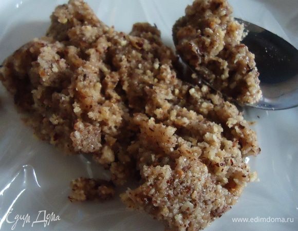 Обжаривать орехи в сиропе около 3 минут, переложить ореховую массу на пленочку.