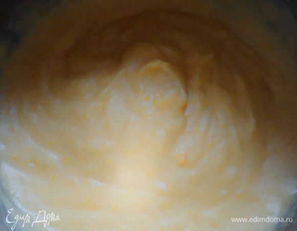 Желтки растереть с сахарной пудрой, крахмалом, ванильным сахаром. Молоко подогреть. Постепенно влить желтковую массу в молоко, постоянно помешивая венчиком, довести до кипения, дать покипеть пока масса не загустеет. Накрываем пленочкой, даем полностью остыть.