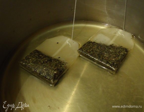 А пока займемся мятным кремом. Сделаем мятный сироп. На среднем огне нагреем мед с водой, перемешаем до однородности, положим чайные пакетики. Постоянно двигая и отжимая чайные пакетики, завариваем "мятный чай". Мне очень нравится этот способ тем, что потом ничего не нужно процеживать, а аромат потрясающий=)) 