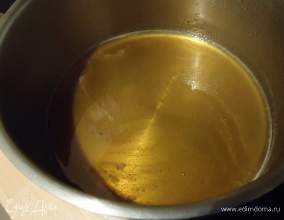 Кипятим 5 мин., достаем и отжимаем пакетики, сироп готов. Остужаем.