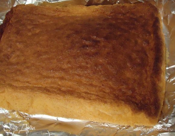 Достаем корж из духовки, даем остыть.