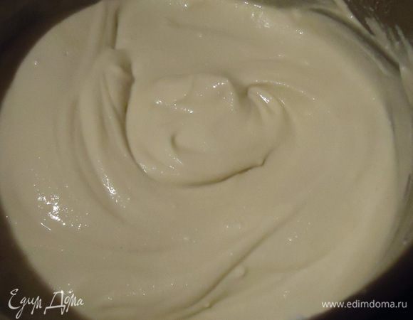 Завершаем мятный крем. Сироп взбиваем с творогом и сливками. Если у вас творог сухой, берите больше сливок.