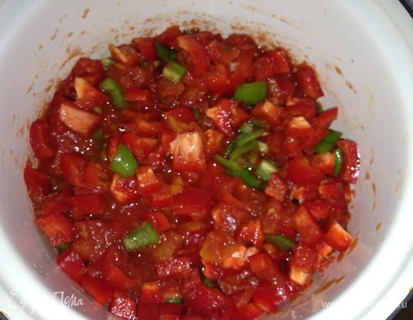 Соус: перец порезать средними кубиками, смешать с помидорами немного посолить