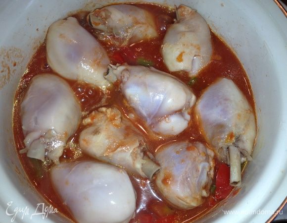 выложить в соус куриные голени, немного посолить. Поставить тушить на медленном огне (тушить после закипания около 15-20 мин.)