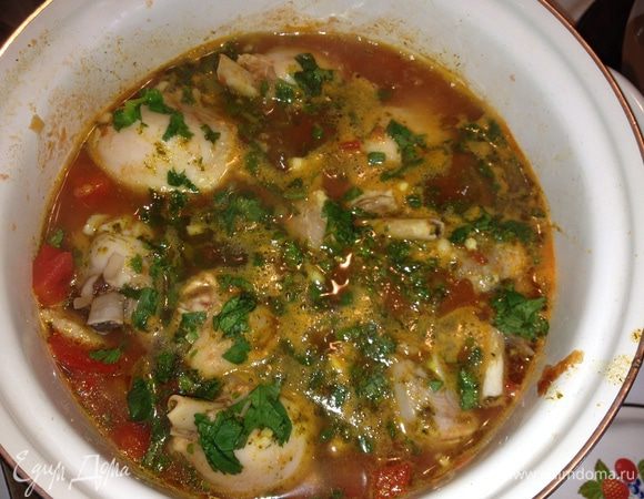 за 5 мин. до готовности приправить хмели-сунели, чесноком и кинзой.