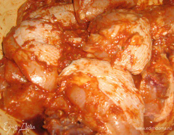 Курицу режем на кусочки (кому как нравится, помельче или покрупнее),  заливаем маринадом. Рекомендую выдержать в маринаде хотя бы 30 мин.