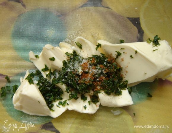 Сливочное масло смешайте с рублеными травами. Посолите и поперчите. Выложите на пищевую пленку и уберите в морозильник.