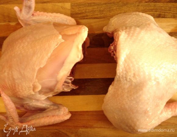 От курицы отделите грудную часть. Окорочка можно обжарить или сварить из них отличный бульон.