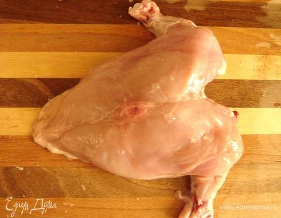 Снимите с грудной части кожу и удалите спинку. Отрежьте нижнюю часть крылышек.