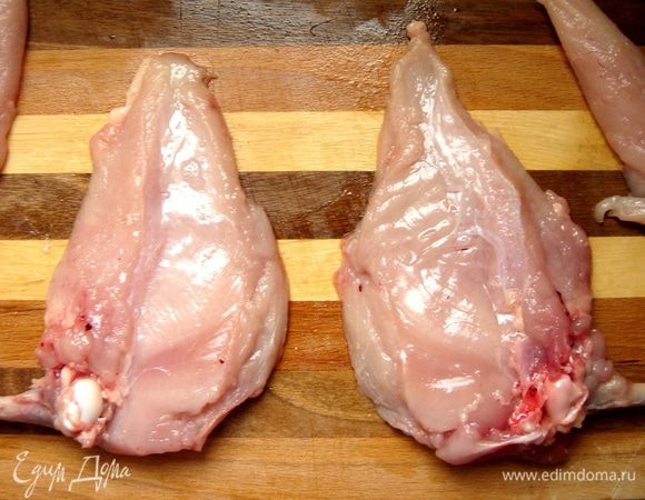 Аккуратно ножом отделите куриное филе от грудной кости. Снимите мясо с крылышка. Отделите малое филе.
